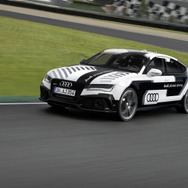 アウディ RS7 のロボットカー（参考画像）