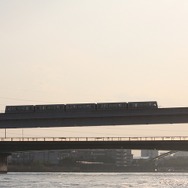 ポイントの付与時間は早朝に限られており、それ以外の時間帯はポイントが付与されない。写真は隅田川を渡る日暮里・舎人ライナーの列車。