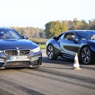 BMWM4クーペとi8の加速競争の映像を公開した独『AUTO BILD』