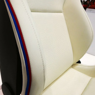 レカロが東京オートサロン2015で初披露した「Sportster leather Special Edition」は、ファスナーのストライプがワンポイント