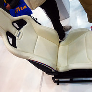 レカロが東京オートサロン2015で初披露した「Sportster leather Special Edition」は、ファスナーのストライプがワンポイント