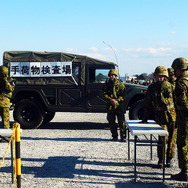 来場者の手荷物を検査する臨時ゲート（2015年1月11日、千葉県船橋市・習志野駐屯地陸上自衛隊「降下訓練始め」）