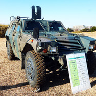 乗車定員4名、最高速度100km/hの軽装甲機動車（2015年1月11日、千葉県船橋市・習志野駐屯地陸上自衛隊「降下訓練始め」）