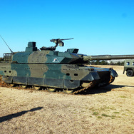 120mm滑空砲や機関銃を備える10式戦車（ヒトマル）　（2015年1月11日、千葉県船橋市・習志野駐屯地陸上自衛隊「降下訓練始め」）