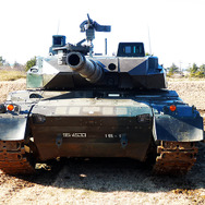 120mm滑空砲や機関銃を備える10式戦車（ヒトマル）　（2015年1月11日、千葉県船橋市・習志野駐屯地陸上自衛隊「降下訓練始め」）