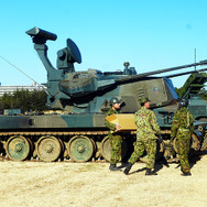 87式自走高射機関砲（スカイシュレーター）　（2015年1月11日、千葉県船橋市・習志野駐屯地陸上自衛隊「降下訓練始め」）