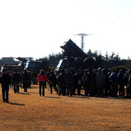 多くの人で混雑する14時ごろ（2015年1月11日、千葉県船橋市・習志野駐屯地陸上自衛隊「降下訓練始め」）