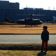 ヘリのプロペラが回り、離陸する瞬間を待つ子どもたち（習志野駐屯地・陸上自衛隊第1空挺団「降下訓練始め」、千葉県船橋市、1月11日）