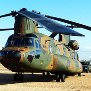 川崎重工製の大型輸送用CH-47JA（習志野駐屯地・陸上自衛隊第1空挺団「降下訓練始め」、千葉県船橋市、1月11日）