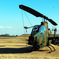 幅99cmという胴体とタンデム（直列）配置が特徴というAH-1（コブラ）　（習志野駐屯地・陸上自衛隊第1空挺団「降下訓練始め」、千葉県船橋市、1月11日）