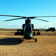 対空ミサイルを装備する偵察用OH-1（習志野駐屯地・陸上自衛隊第1空挺団「降下訓練始め」、千葉県船橋市、1月11日）