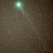 国立天文台のスタッフがアルマ望遠鏡山麓施設で撮影したラブジョイ彗星