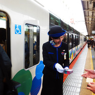 乗降口で案内する車内コンシェルジュ（鉄道むすめスカイツリートレイン出発式、2015年1月17日、東武鉄道大宮駅）
