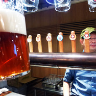 香り高いクラフトビールの味比べも楽しい（マーチエキュート神田万世橋、木内酒造「常陸野ブルーイング・ラボ」）
