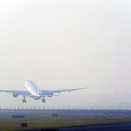 成田空港を離陸するJAL機（ボーイング777）