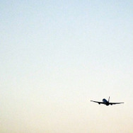 熊本空港を離陸する旅客機