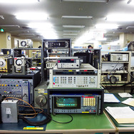 JALエンジニアリング 商品サービスセンター アビオニクス整備部 無線課の作業スペース