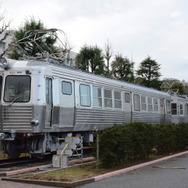 敷地内に展示されている日本初のステンレス車、東急5200系。外板のみステンレスの、いわゆるセミ・ステンレス車両。