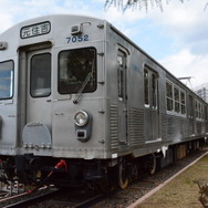 東急7000系。こちらは日本初のオールステンレス車。