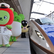 長野駅に到着した試乗列車。長野県の「アルクマ」などゆるキャラが出迎えた