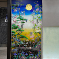 中2階の壁を飾る加賀友禅。兼六園の花鳥風月を表現している