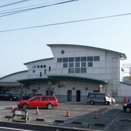 1998年に橋上駅舎に生まれ変わった高徳線の志度駅。同線は今年3月20日に全通80周年を迎える。