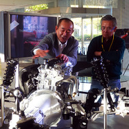 エンジンまわりについてファンと語り合うマツダ商品企画部・中村幸雄氏（左）