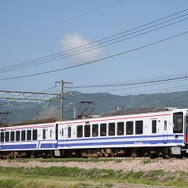 北越急行とえちごトキめき鉄道は越後湯沢～新井間の直通列車を3月14日から運行する。写真は北越急行の普通列車で運用されているHK100形電車。