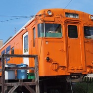 カーディーラーの施設に転用後、オレンジ系の塗色に塗り替えられたキハ24 2。