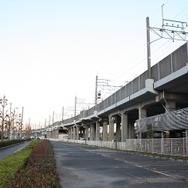 千葉県内の京葉線の高架橋の脇には、同県企業庁が複々線化用地として確保した敷地がある。森田知事は2月定例会で、京葉線の複々線化を「輸送力増強のための有力な手段の一つ」とした。