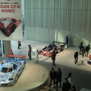 横浜の日産グローバル本社ギャラリーで開催された、今季の日産モータースポーツ活動計画発表会。過去のルマン挑戦車も展示された。