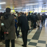 札幌駅西コンコースにできた購入希望者の列。購入が進むたびに20人単位で慎重に東みどりの窓口方向へ誘導された。