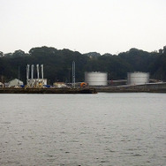 佐世保港クルーズから見えた米海軍赤崎貯油所など。「NAVSUP」の文字が見える