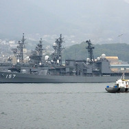 海上自衛隊の係留施設で並ぶ船を見ながら、最後の三浦地区を眺めると、「SASEBO PORT」と記された新しい建物が見えてくる