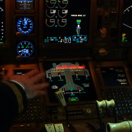 JAL機長が語る「B777のコックピット」…接地後の減速はアイドルリバースで［フォトレポート］