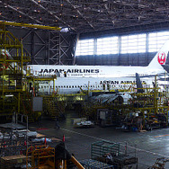 日本航空のB777（奥）とB737（羽田空港内JALメインテナンスセンター1（M1ハンガー））