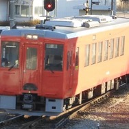 朱一色の首都圏色に塗り替えられた小海線のキハ110系。2月17日から運行を開始している。