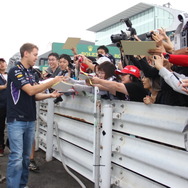 2014F1日本GP（木）ファンイベント：ファンにサインをするセバスチャン・ベッテル（レッドブル）