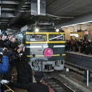 札幌行き最終『トワイライトエクスプレス』が大阪駅に入線。大勢の鉄道マニアが出迎えた。（JR西日本提供）