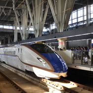 北陸新幹線の百円玉はE7系・W7系をデザインする。写真は金沢駅に入線するW7系。