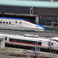 3月14日のダイヤ改正当日、東京駅で顔を合わせた北陸新幹線『はくたか』と常磐線特急