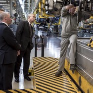 英国ヨーク公爵、ベントレー本社工場を訪問
