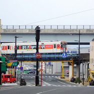佐世保の中心街付近を行く松浦鉄道西九州線の列車