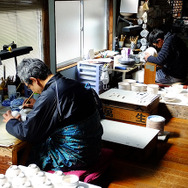 長崎・三川内は、江戸時代から平戸松浦藩の御用窯として栄え、採算度外視でただひたすら高級品をつくり続けてきたという歴史がある
