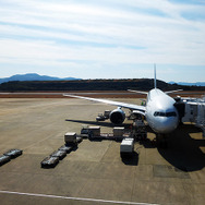 長崎空港で出発準備中のボーイング777