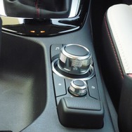 CX-3 スイッチは運転席側に傾いている。