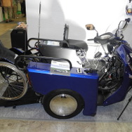 片山技研が開発した車いすでも乗車可能なバイク「COALA」
