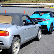ホンダ『S660』プロトタイプ（ブルー）。銀色のクルマは1991年に登場した『ビート』。袖ヶ浦フォレストレースウェイ（千葉県）で3月中旬に開催された試乗会にて