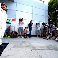 マレーシアGPの会場にレーシングスーツ姿で登場したアロンソ
