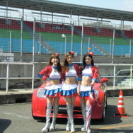 岡山国際サーキットのレースクイーンたち。